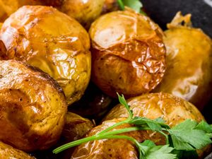 roast garlic potatoes