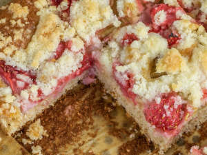 rhubarb crumble cake