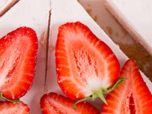 strawberry and white chocolate cheesecake